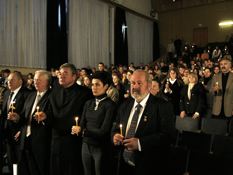 Традиція запалювати свічки