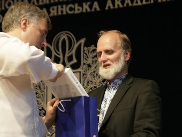 Президент НаУКМА Сергій Квіт дарує пам'ятні подарунки Борисові Ґудзяку