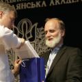 Президент НаУКМА Сергій Квіт дарує пам'ятні подарунки Борисові Ґудзяку